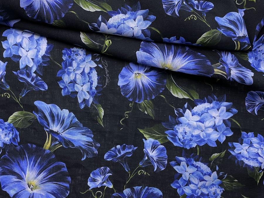 Ткань Лен  чёрного цвета с принтом  голубые цветы 20264 1