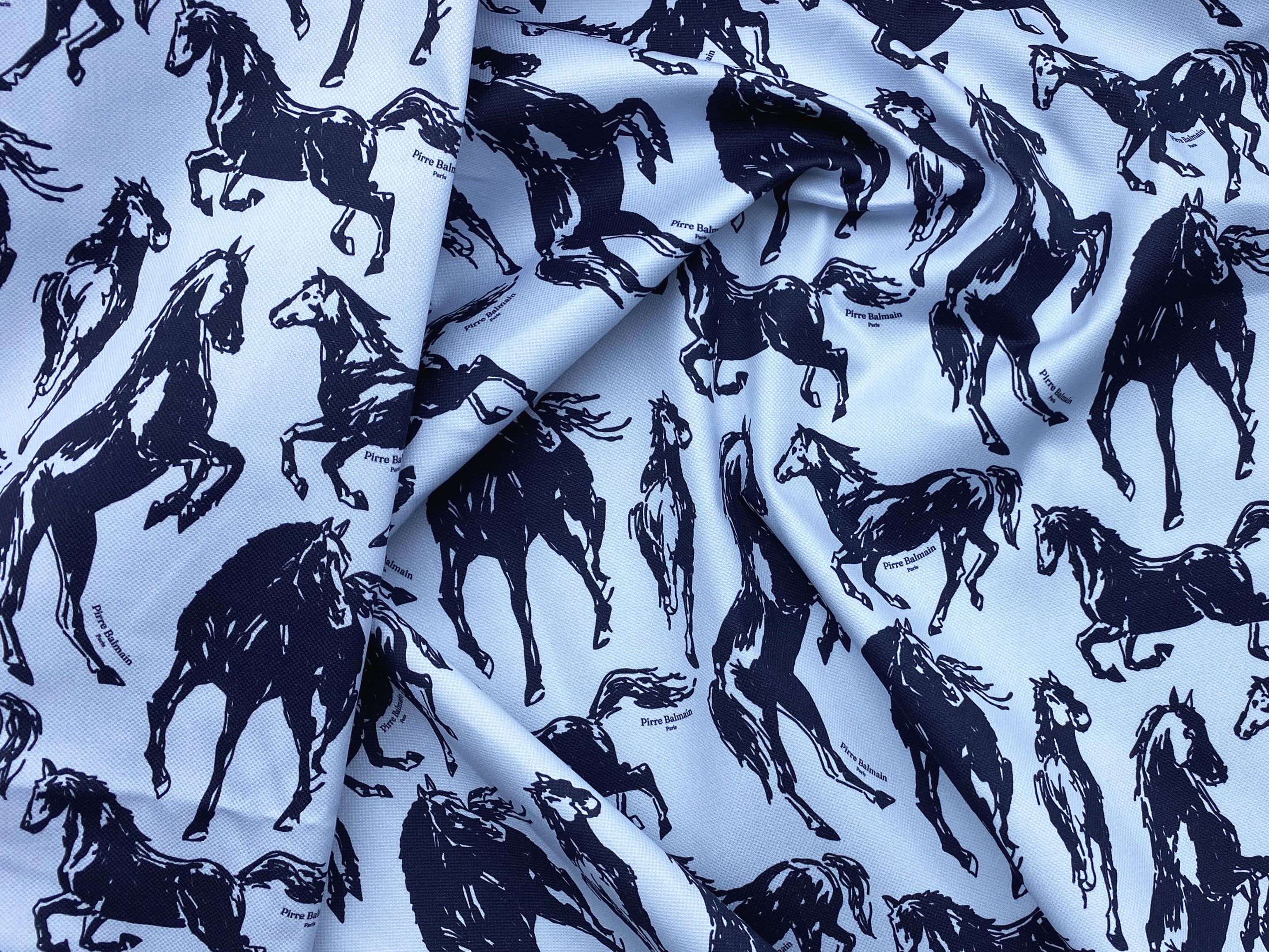 Ткань Пике  светло-голубого цвета с принтом  кони с логотипом  16752 3
