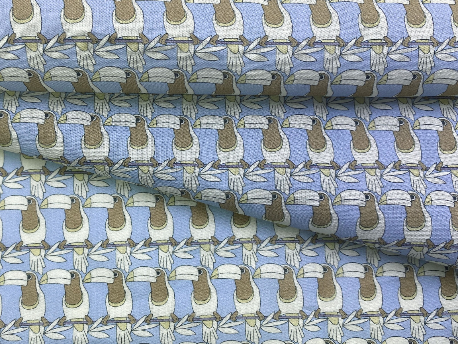 Ткань Поплин голубого цвета с принтом маленькие туканы 14341 1